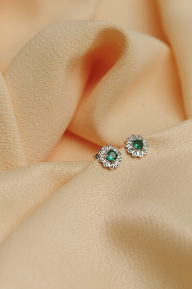 Brincos  com pedras de  zirconia nas cores Verde e azul em Prata 925