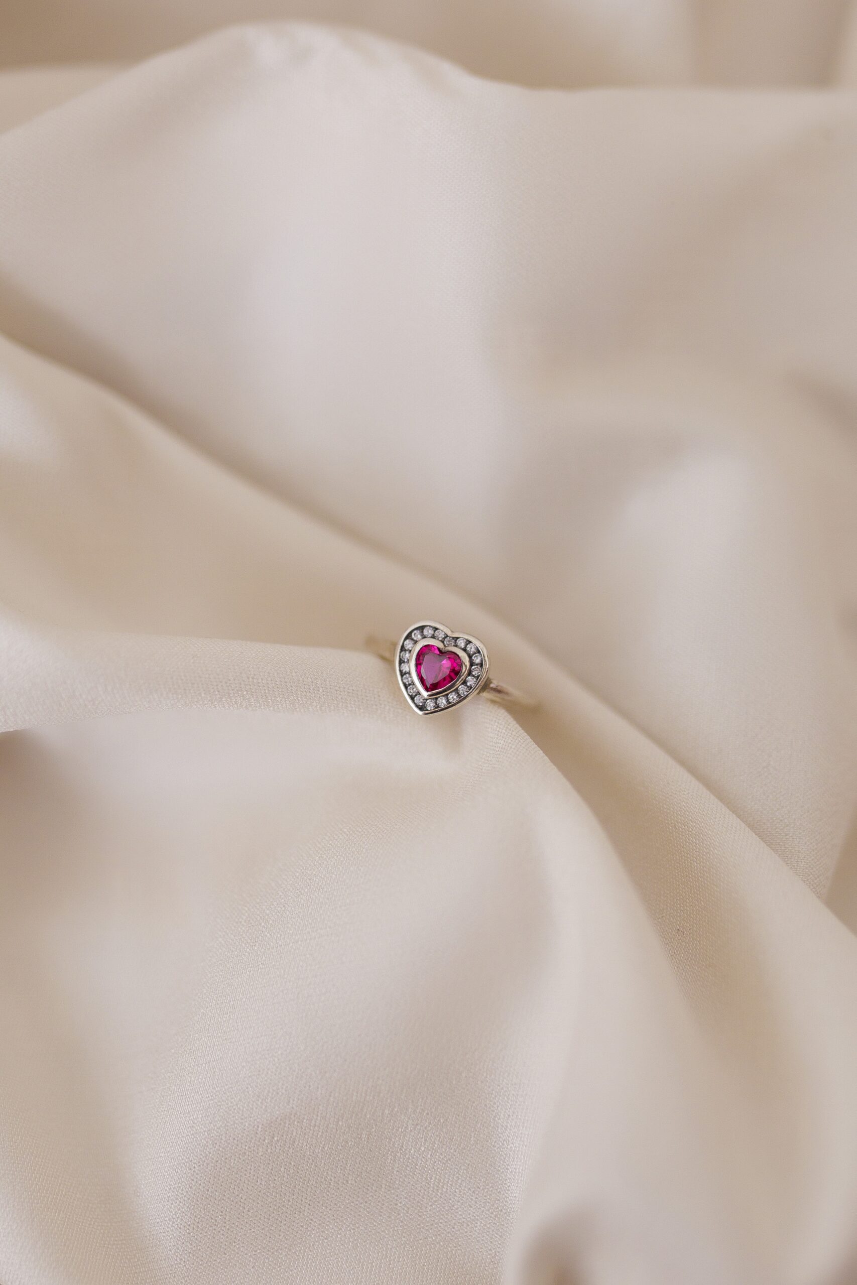 Coleção Elen para Kyanitez: Anel Coração com Zircônia Rosa – Prata 925 - Imagem 4