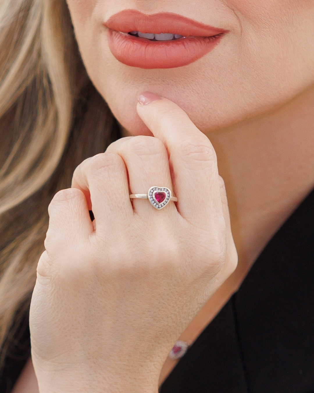 Coleção Elen para Kyanitez: Anel Coração com Zircônia Rosa – Prata 925